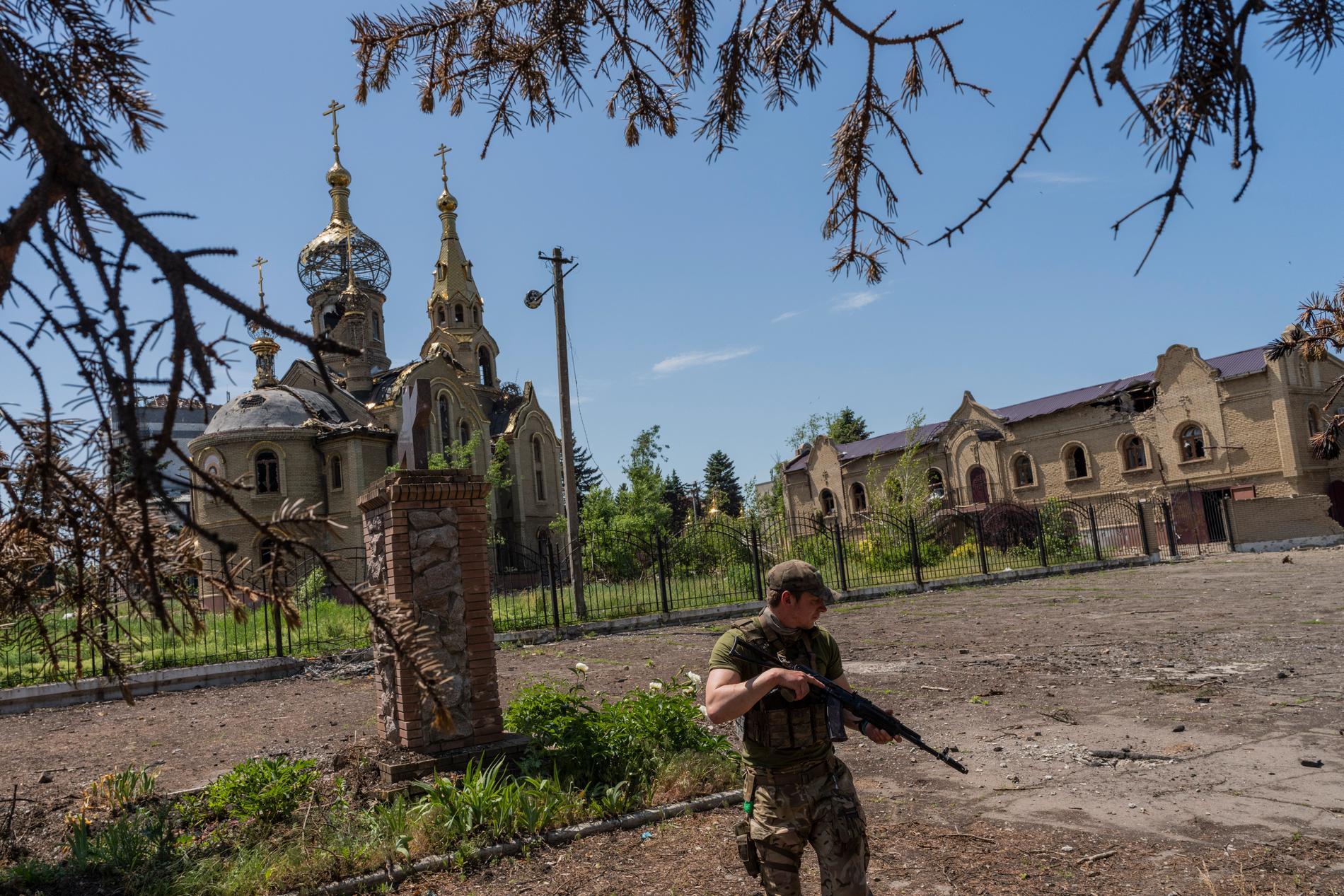 En ukrainsk soldat nära frontlinjen i Donetsk.