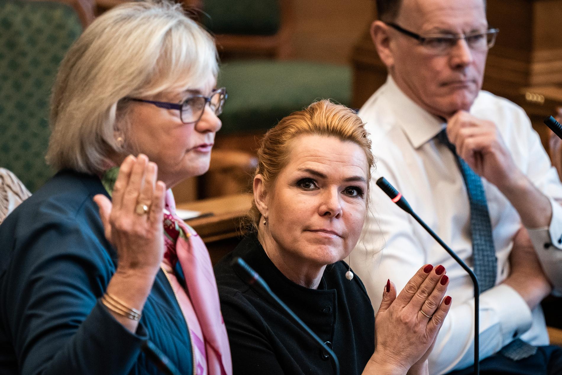 Folketinget har röstat ja till att ställa den tidigare invandringsministern Inger Støjberg (i mitten) inför riksrätt.