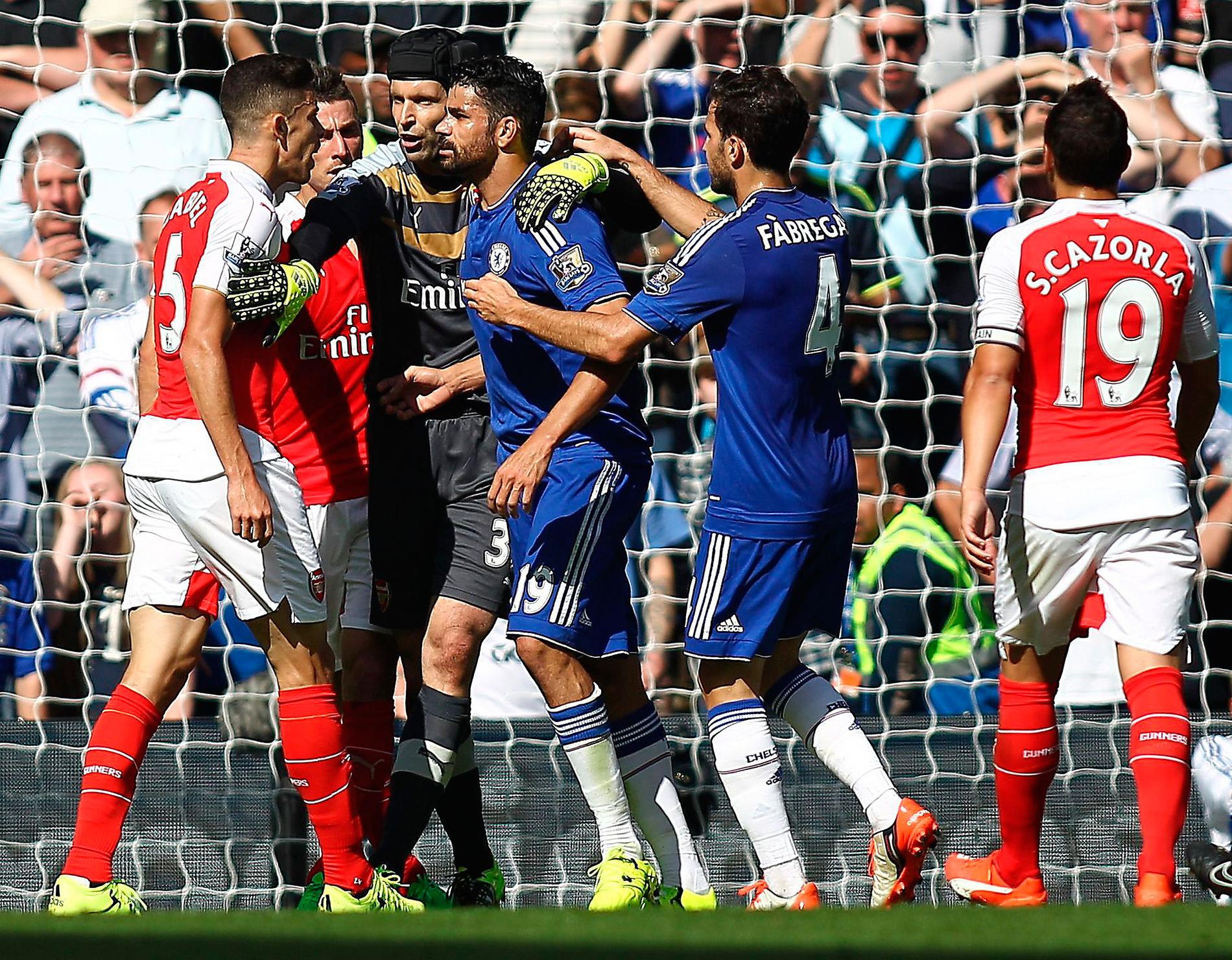 Arsenal såg rött  Gabriel blev utvisade efter flera heta dueller med Chelseas Diego Costa. Något som fick Arsenal och Arsene Wenger rasa.