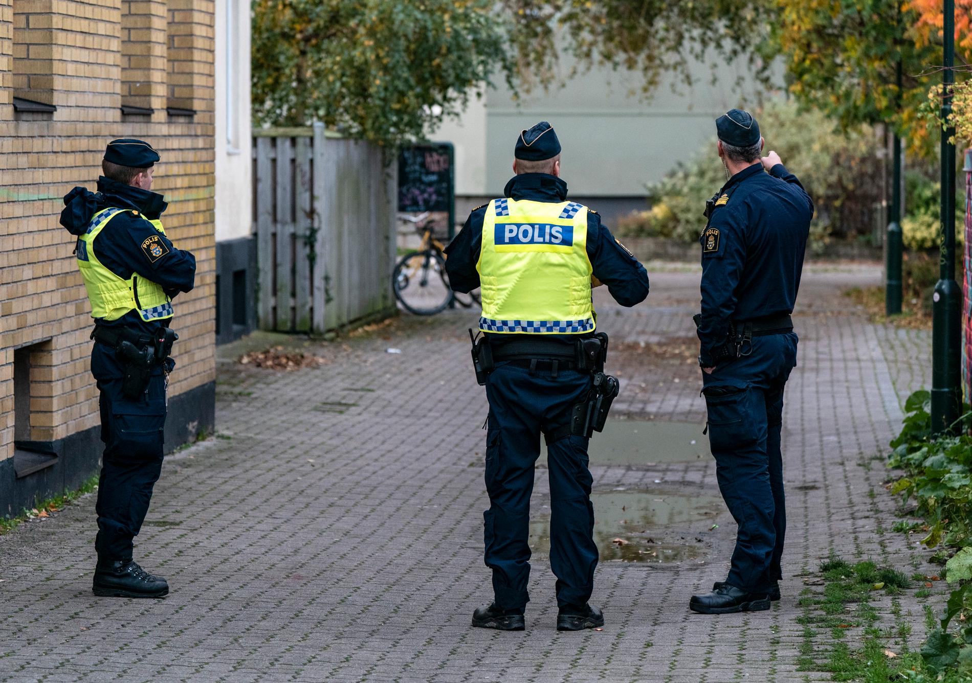 Polis på plats på gatan i Malmö där den 17-årige pojken knivmördades den 3 november i fjol. Hovrätten fastställer nu tingsrättsdomen mot en 26-årig man som dömdes till 16 års fängelse för mordet. Arkivbild.