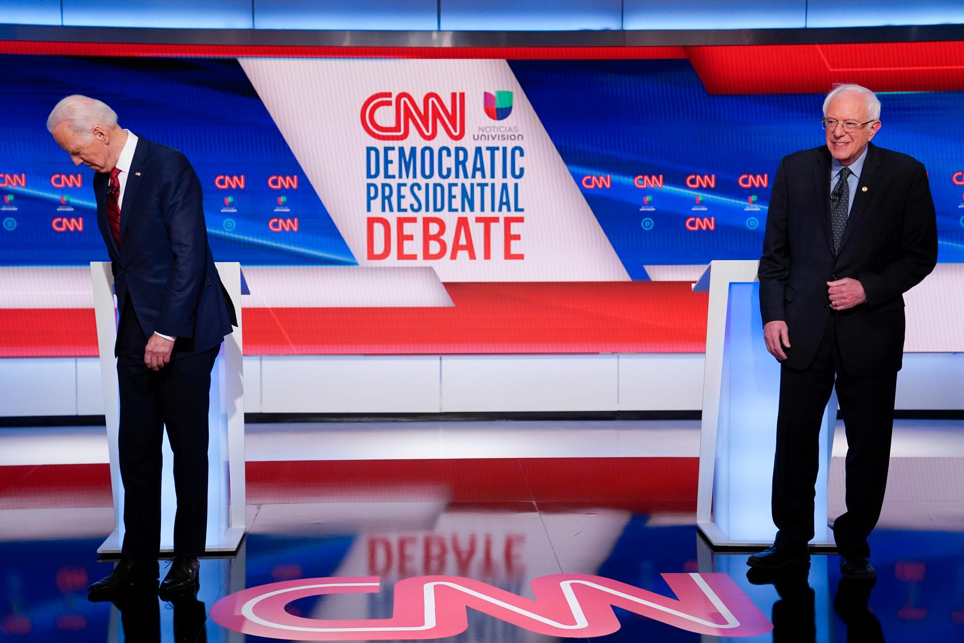Förre vicepresidenten Joe Biden och senator Bernie Sanders under en debatt i mitten av mars.