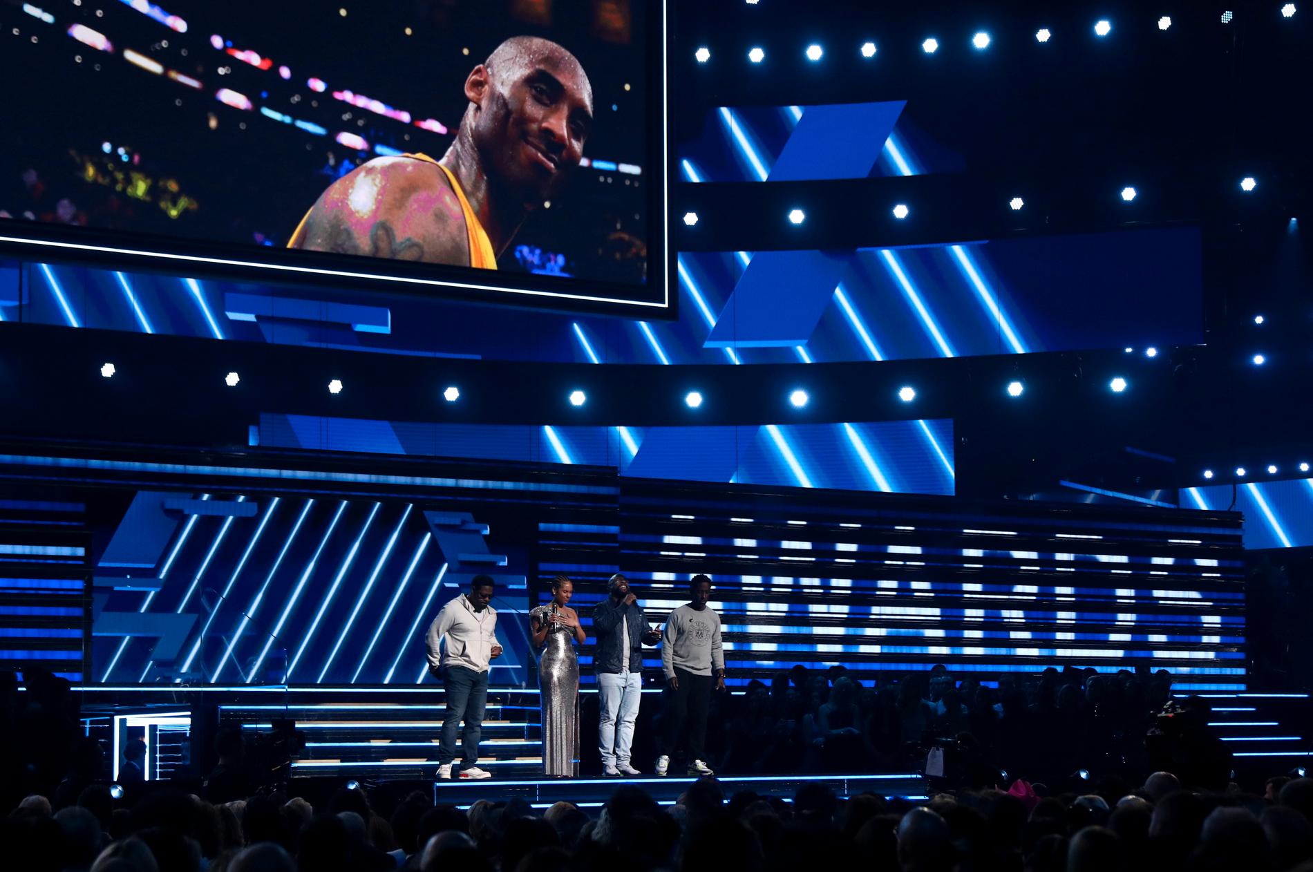 Medlemmar ur Boyz II Men, tillsammans med Alicia Keys, sjöng för den omkomne basketlegendaren Kobe Bryant under Grammygalan.