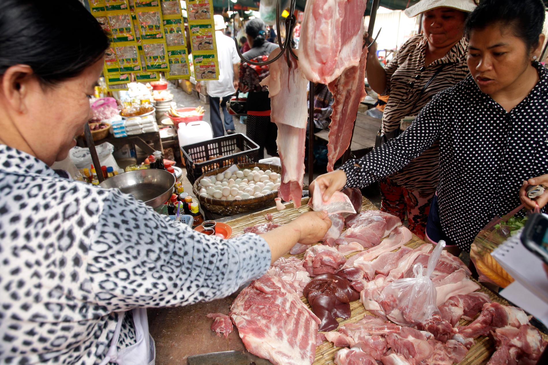 Den afrikanska svinpesten hotar att leda till kraftiga prisökningar och brist på kött i länder som Kambodja.