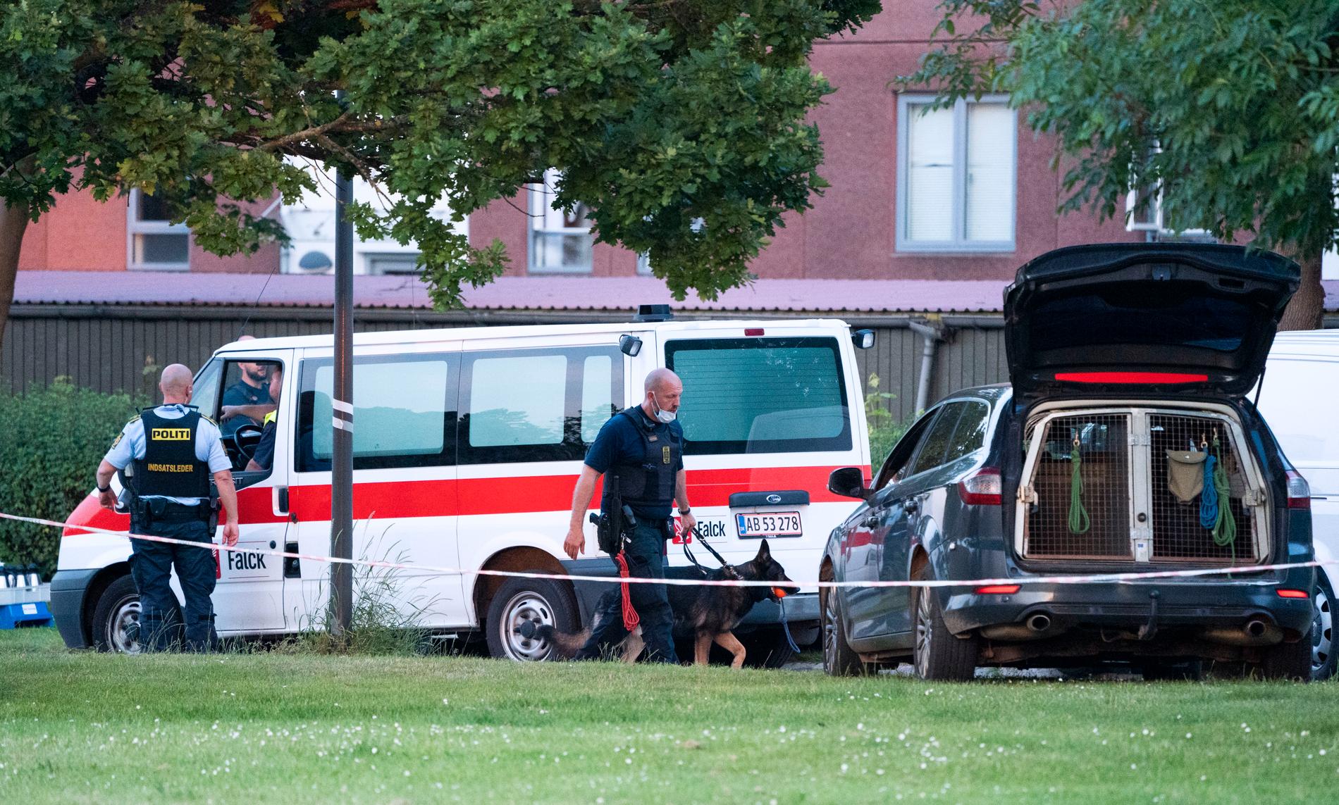 Polis på plats efter det att två svenska män sköts ihjäl i Köpenhamnsförorten Herlev i tisdags.