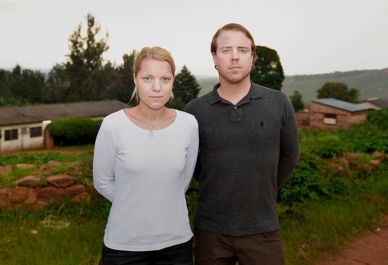 Aftonbladets Carina Bergfeldt och Andreas Bardell på plats i Afrika.