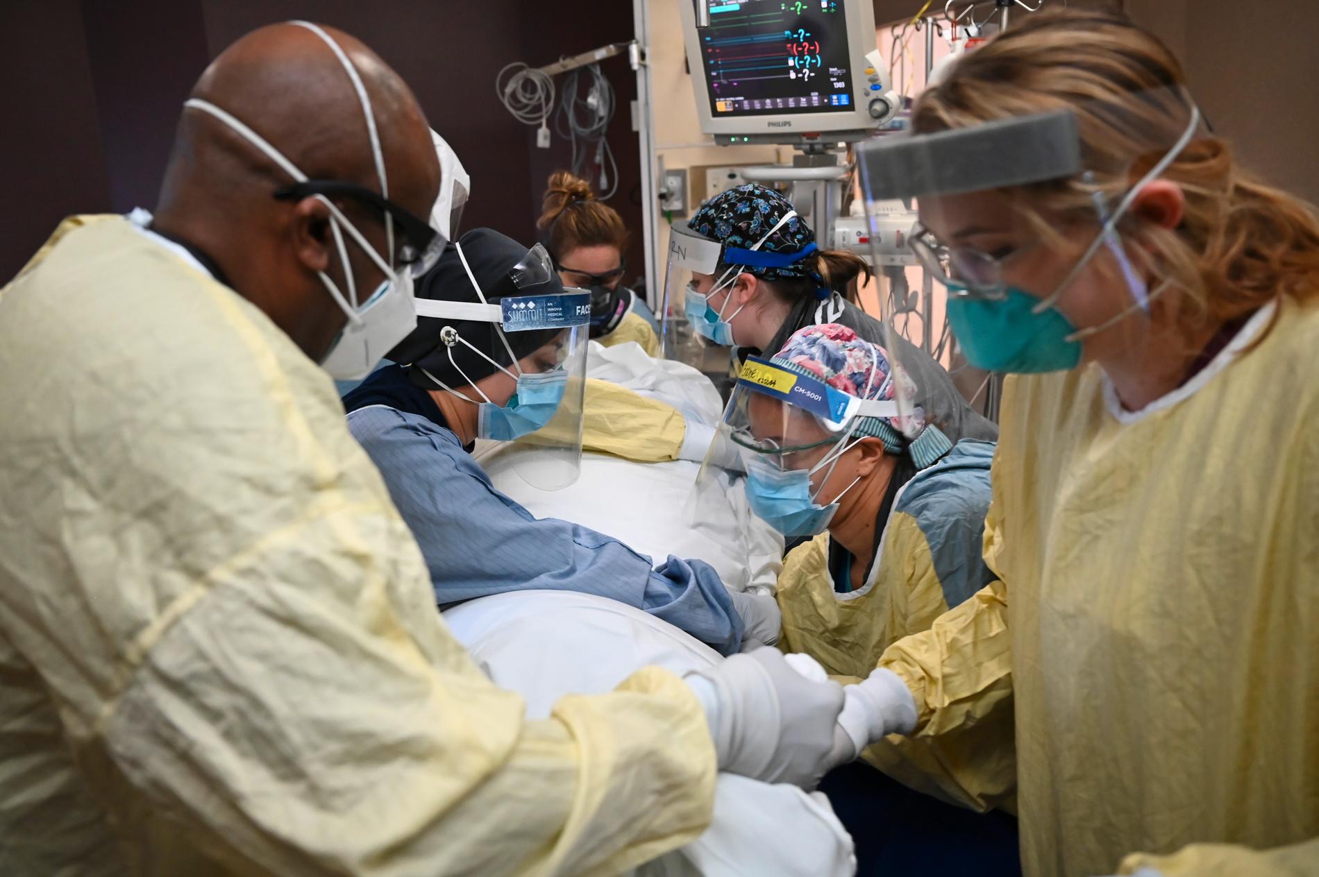 Intensivvårdspersonal vänder en covidsjuk patient på North Memorial's South Six-sjukhuset i Minnesota i december i fjol. De senaste veckorna har coronavirussmittan skenat i USA.