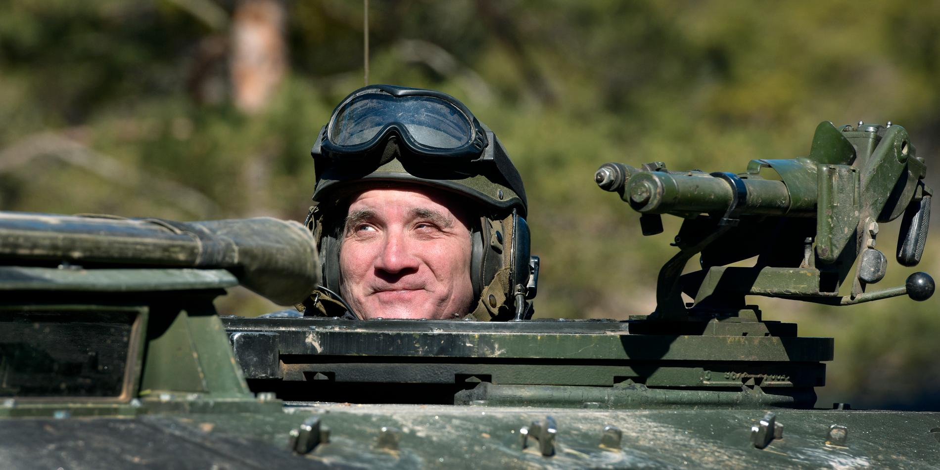 Arkivbild. Statsminister Stefan Löfven i en stridsvagn 122 på Tofta skjutfält.