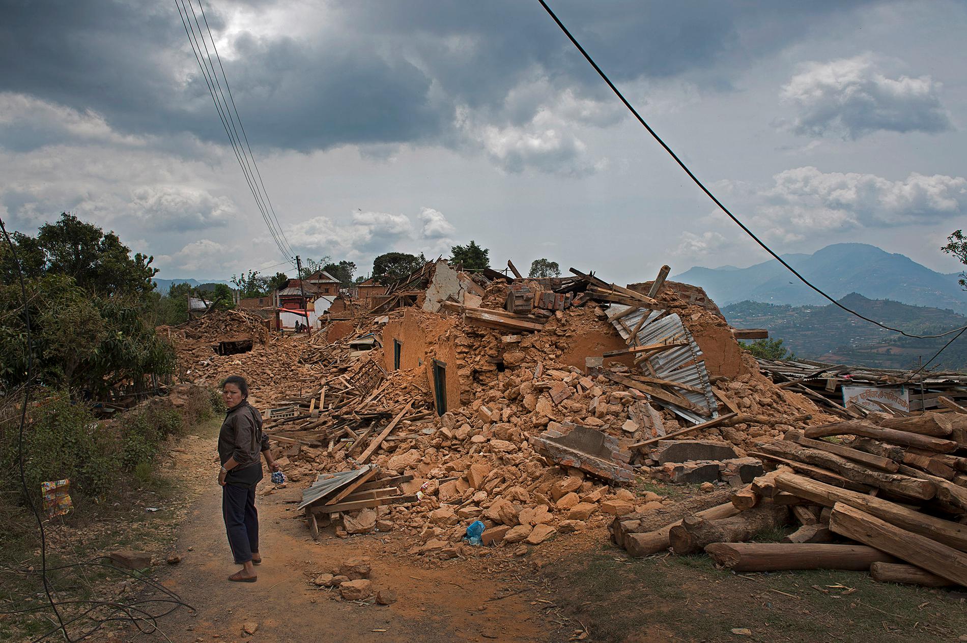 De 60 husens by. 17 personer dog här under jordbävningen och alla husen är totalförstörda.