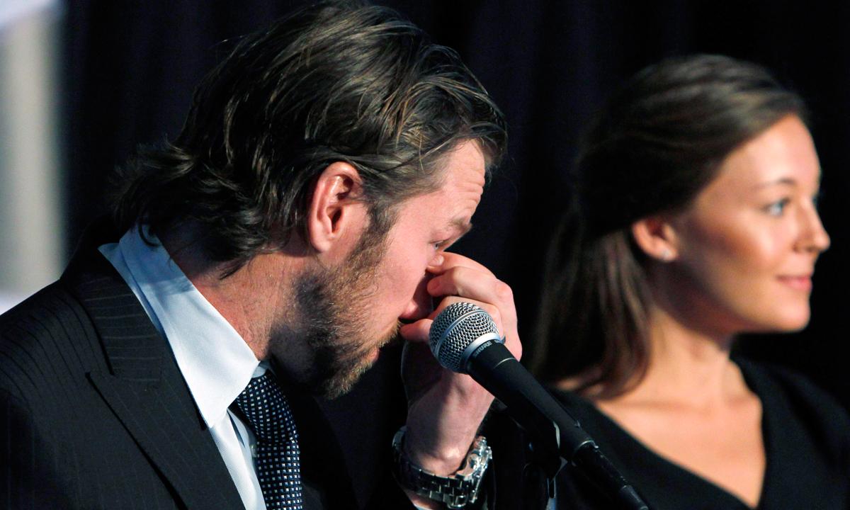 På en välbesökt presskonferens i Denver 14 februari 2011 meddelade Peter Forsberg att karriären är över. Den tårögde stjärnan hade sin flickvän Nicole Nordin som stöd.
