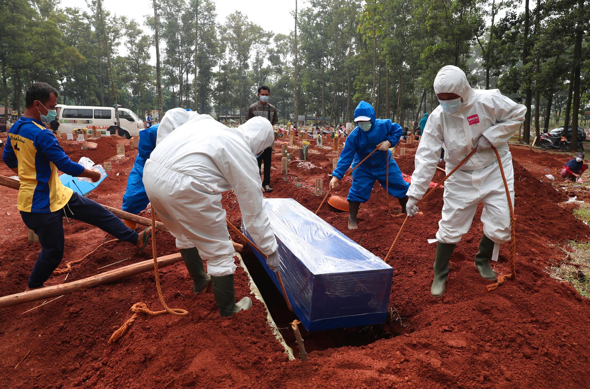 Person död i covid-19 begravs i Indonesien under juli 2021. 