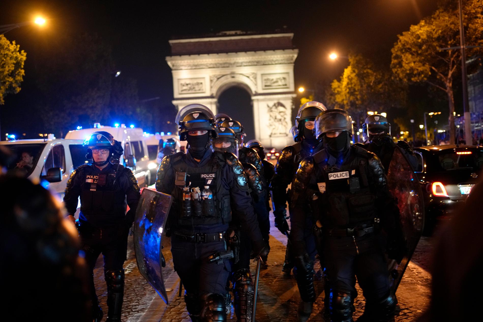 Polis på plats vid Triumfbågen i Paris under lördagen. 
