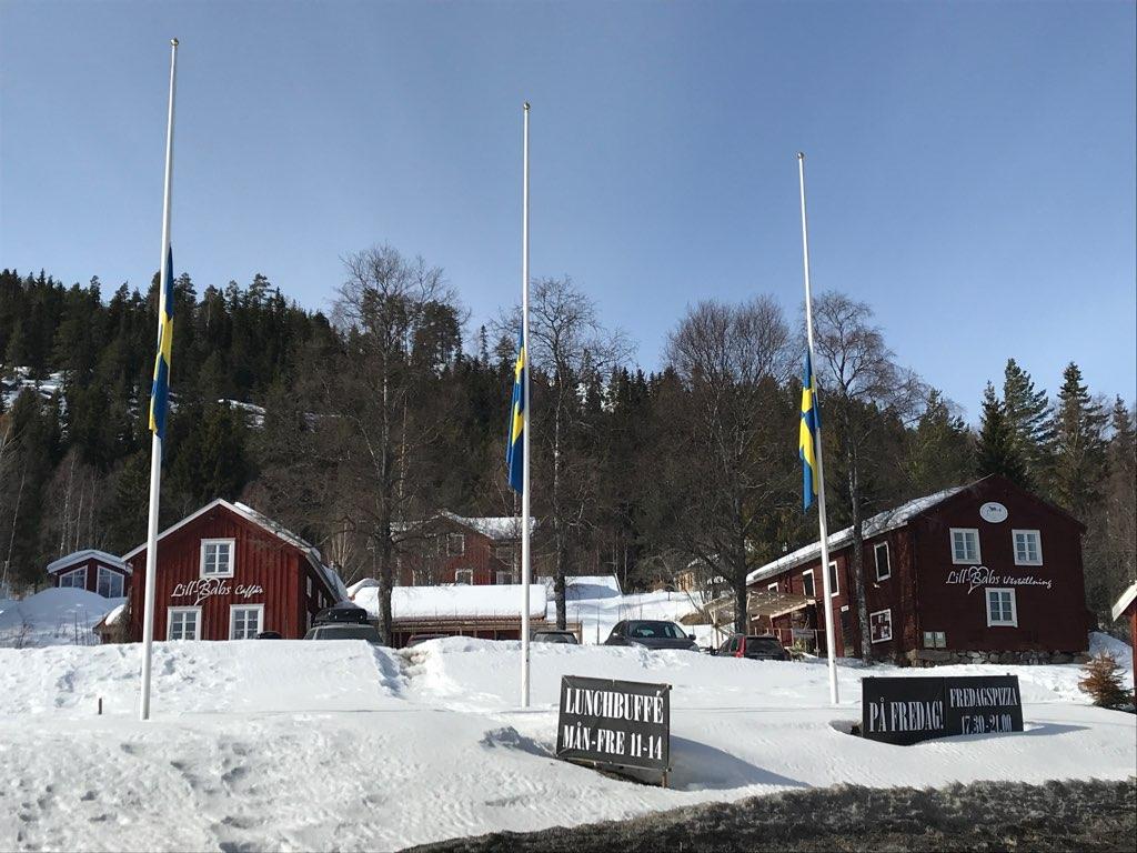 Flaggor på halv stång utanför Lill-Babs caffär i Järvsö.