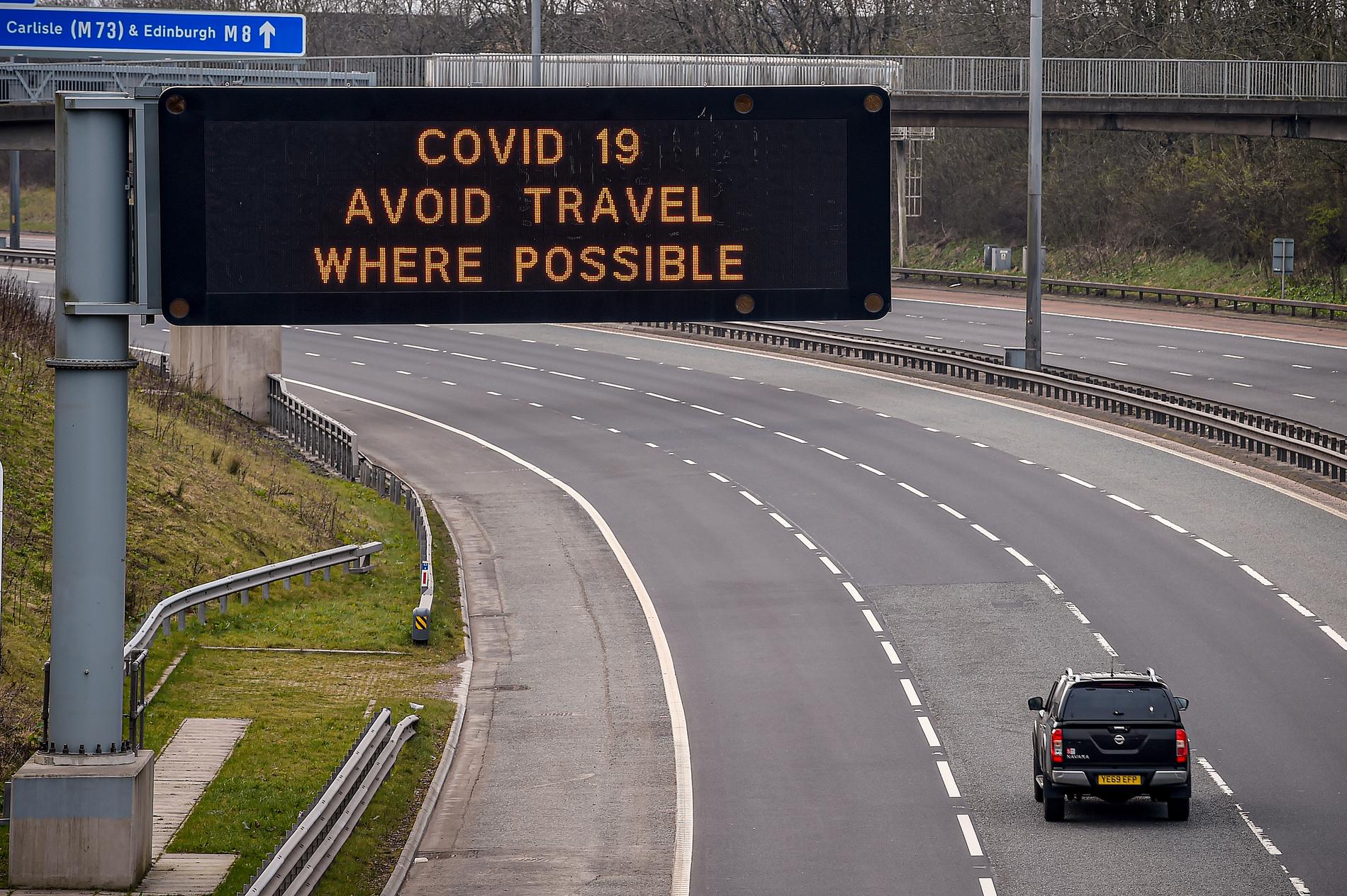 GLASGOW, SKOTTLAND Trafiken är gles på motorvägen M8 vid Glasgow på tisdagen, då befolkningen uppmanas undvika resandet.