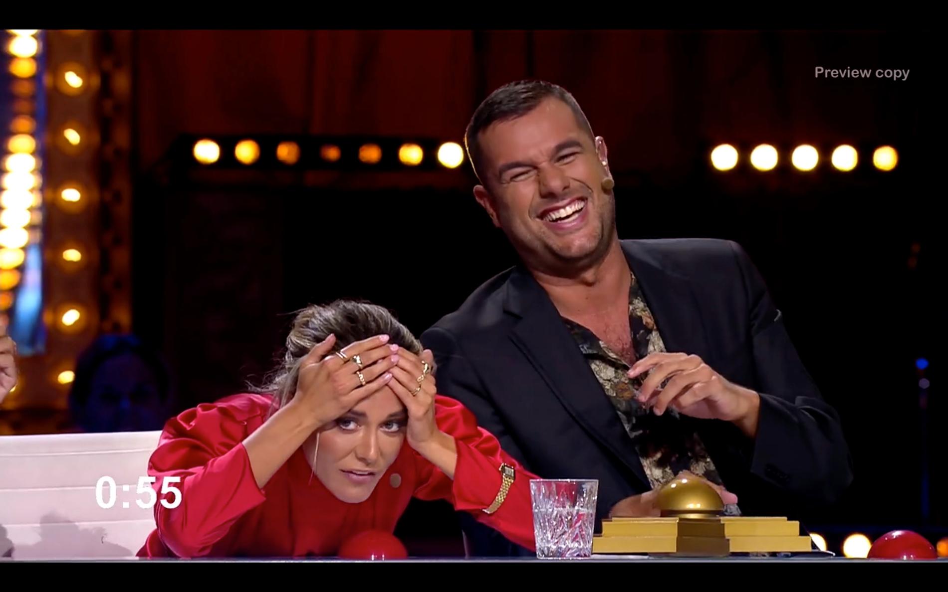 Edward af Sillén skrattar, medan Bianca Ingrosso tar sig för pannan när Ferry Svan hugger sig igenom stock efter stock i TV4:s ”Talang”.