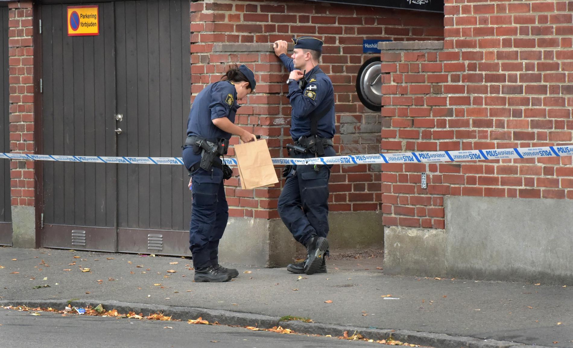 Polis på plats vid avspärrning i Landskrona efter en man blivit knivskuren på lördagen.