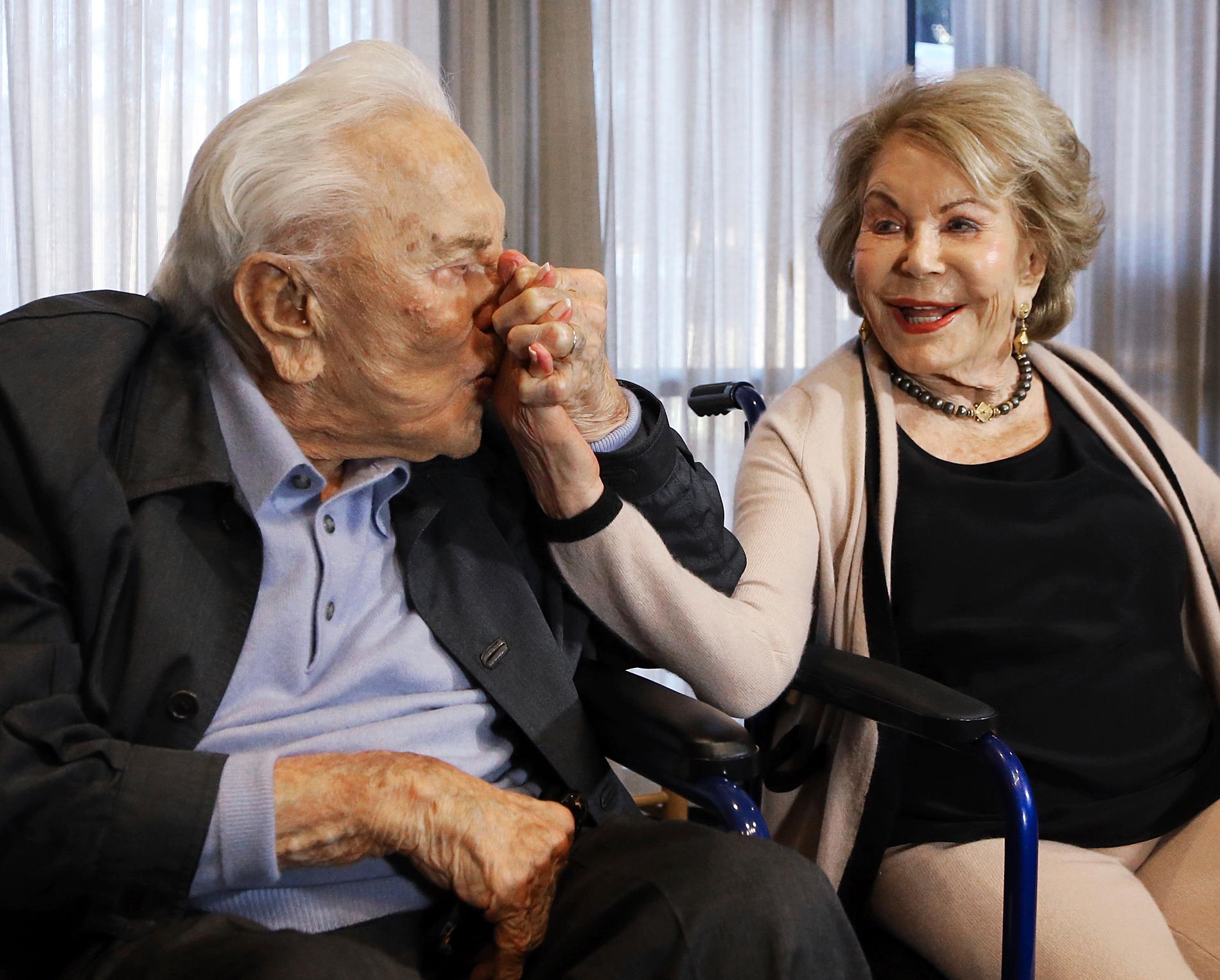 Kirk Douglas och Anne Buydens på Douglas 100-årsdag 2016. Arkivbild.