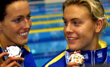 har du också en medalj? Therese Alshammar och Anna-Karin Kammerling gjorde vad inga svenska simtjejer lyckats med tidigare - ta VM-medalj. Två stycken dessutom. "Wohoo! Det gillar jag", säger silvertjejen Alshammar.