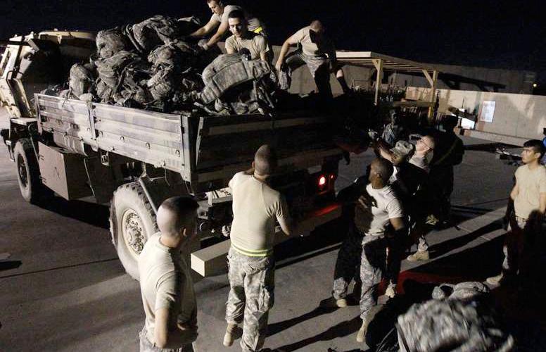 Amerikanska soldater packar ihop – på väg att lämna Irak.