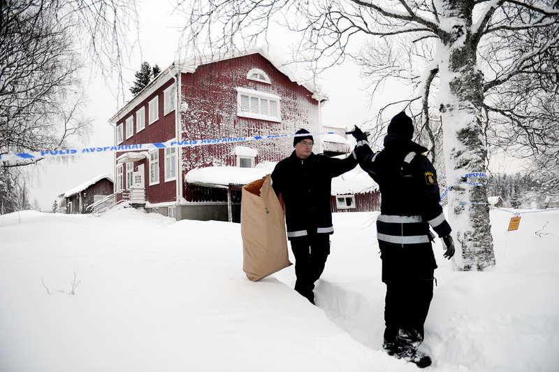 25-åringen hölls kidnappad i åtta dagar i ett hus Robertsfors i Västerbotten. Här letar polisens tekniker bevis i fastigheten.