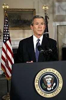En påtagligt rörd president George Bush talade i kväll till det amerikanska folket. Innan dess talade han med de anhöriga till Columbiakatastrofens sju offer.