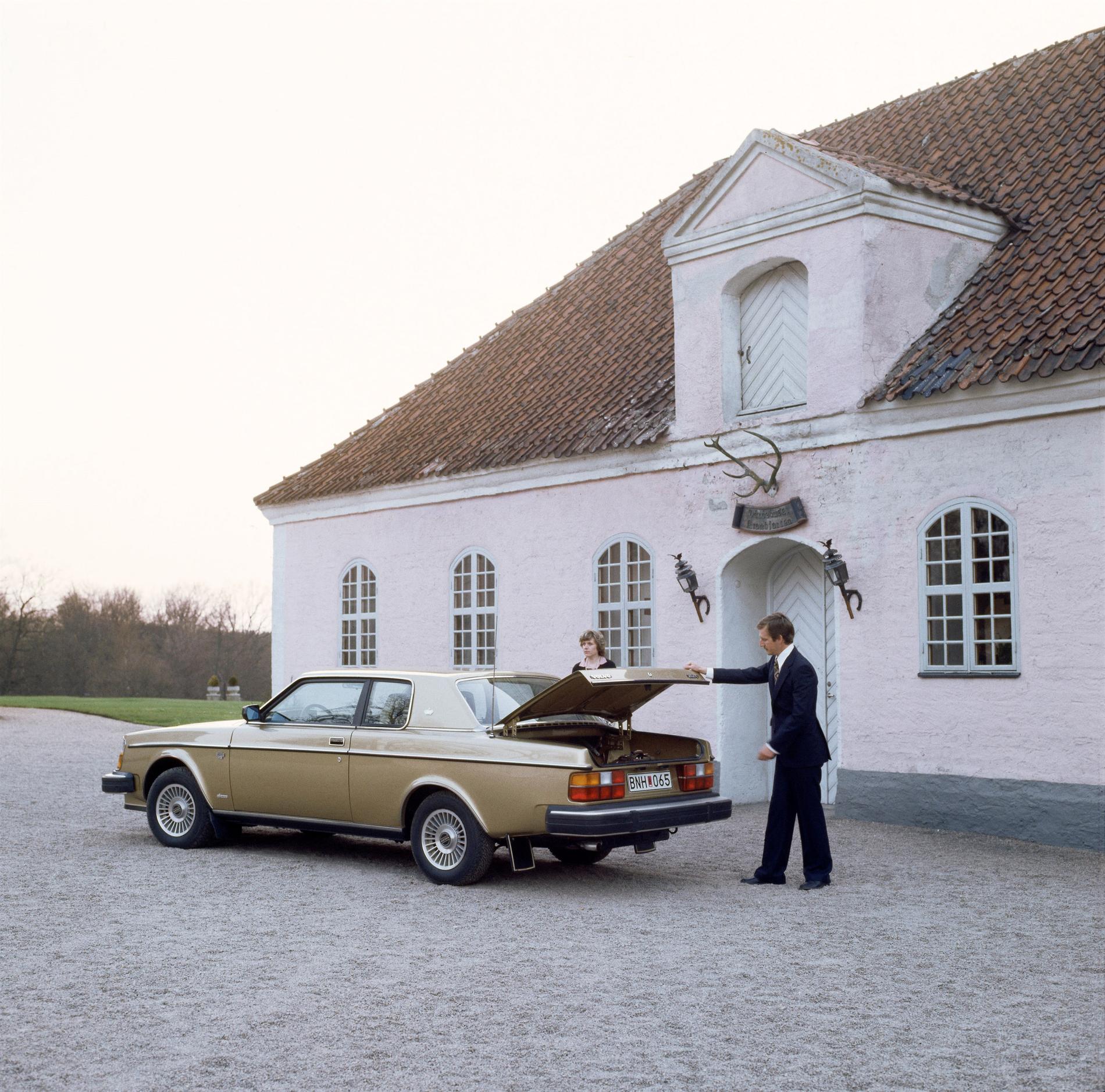 Snyggaste av dem alla? Vi tycker det. Volvo 262c var Sveriges lyxcoupé och lanserades 1977.