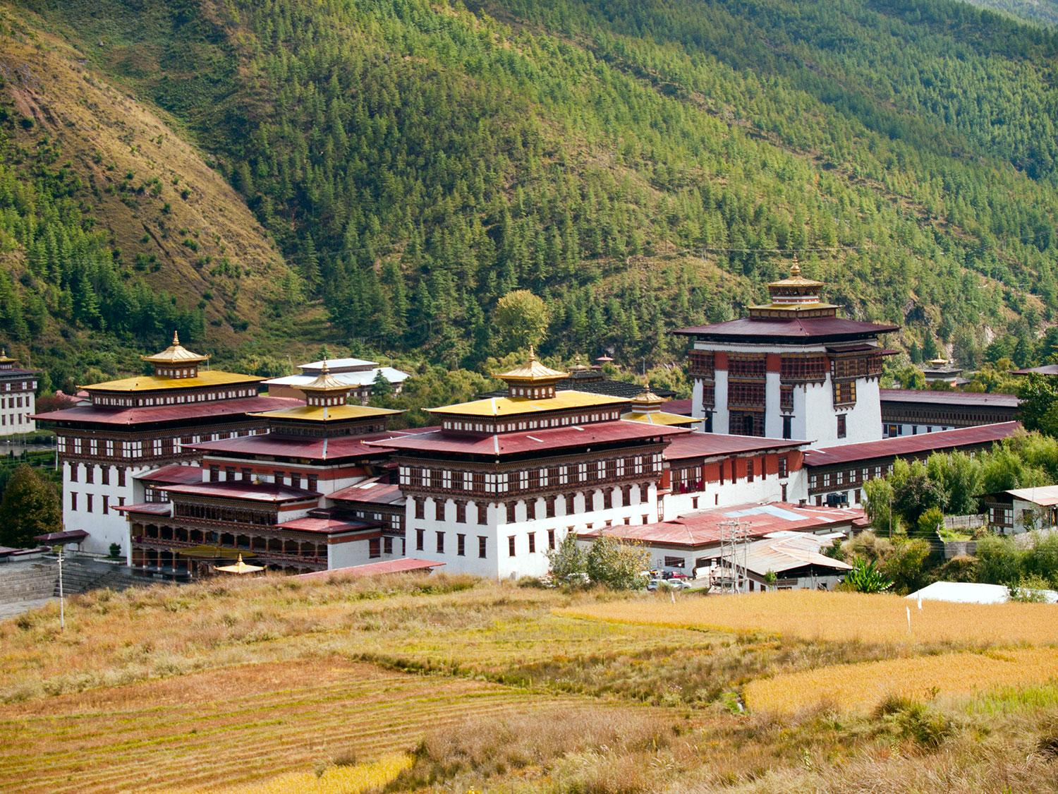 Thimphu, Bhutan Bhutans huvudstad är tredje vänligast i världen och ligger omgiven av berg, 2000 meter över havet. Här bor runt 95 000 människor.