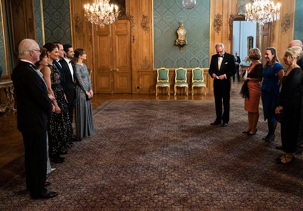 Kungafamiljen hälsade gästerna välkomna till Sverigemiddagen på Kungliga slottet. Varje landshövding hade fått välja ut fyra gäster från länet med respektive. 