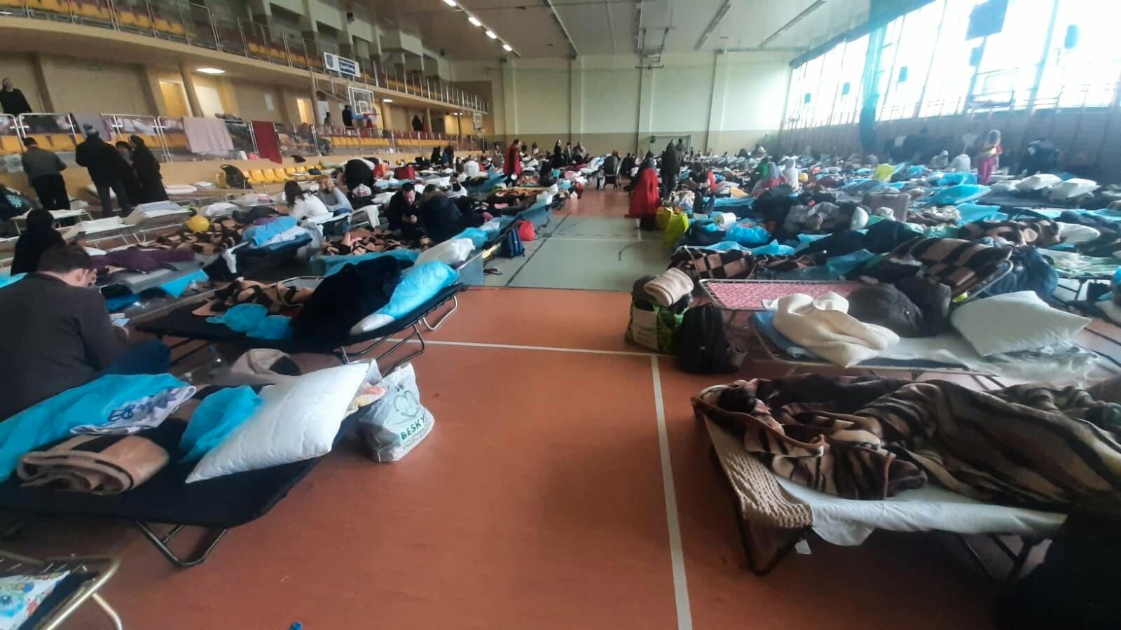 Över 1 000 ukrainare har hittills fått hjälp vid det här välkomstcentret i Podkarpacie, i Polen. 23 av dem har behövt vård av Röda korset på plats.