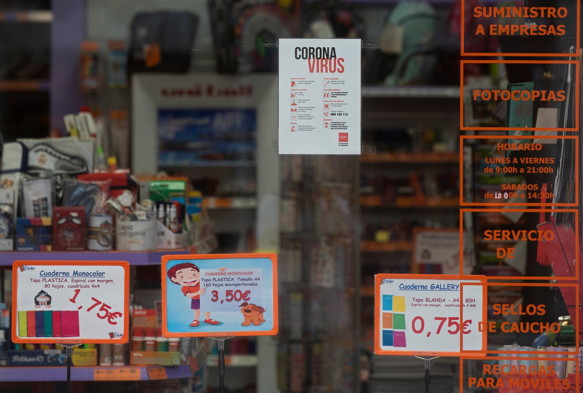 Information om coronaviruset uppklistrat på ett skyltfönster till en butik som säljer skolmaterial i Madrid. Skolorna börjar öppna den 4 september i den spanska huvudstaden.