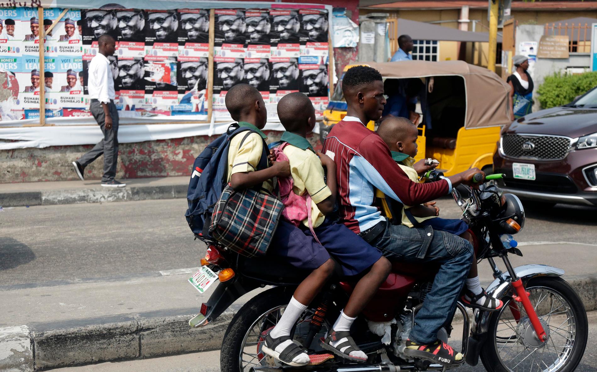 En motorcykeltaxi i Lagos, något som i framtiden kan bli en sällsynt syn. Arkivbild.