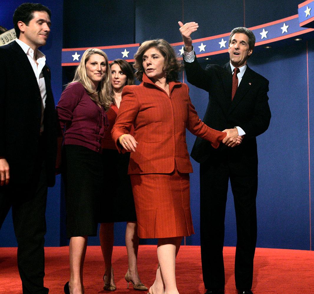 Andre Heinz, till vänster, John Kerryz två döttrar Vanessa och Alexandra, Teresa Heinz Kerry och John Kerry. Bilden är från 2004 när John Kerry ställde upp som presidentkandidat för demokraterna.