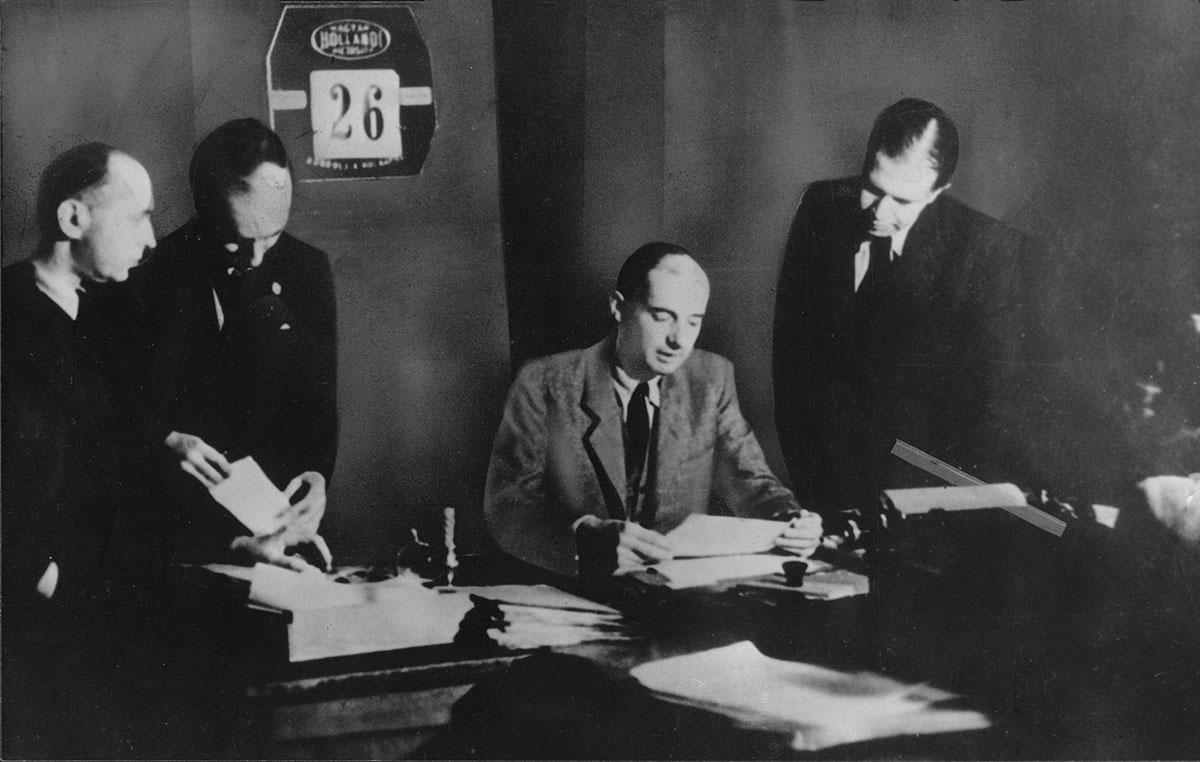 Raoul Wallenberg och hans medarbetare utfärdade skyddspass och räddade på så sätt tusentals judar undan deportation till Tyskland. Bilden är troligen tagen i Budapest 1944.