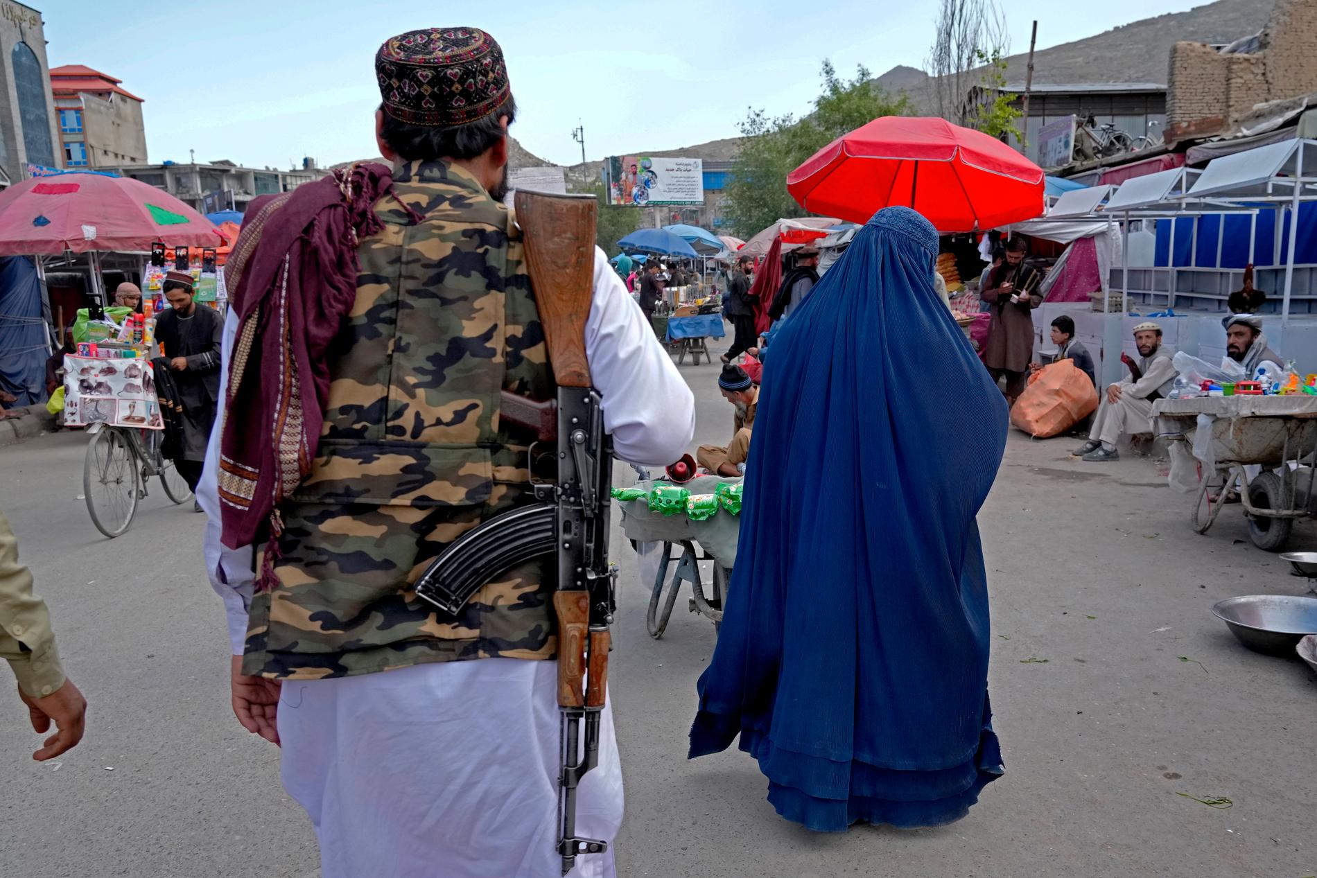 En kvinna i burka går genom en marknad i Kabul, Afghanistan, tidigare i maj. Hårda restriktioner har införts för kvinnor sedan talibanernas maktövertagande, bland annat ska de bära heltäckande kläder när de rör sig ute. Arkivbild.