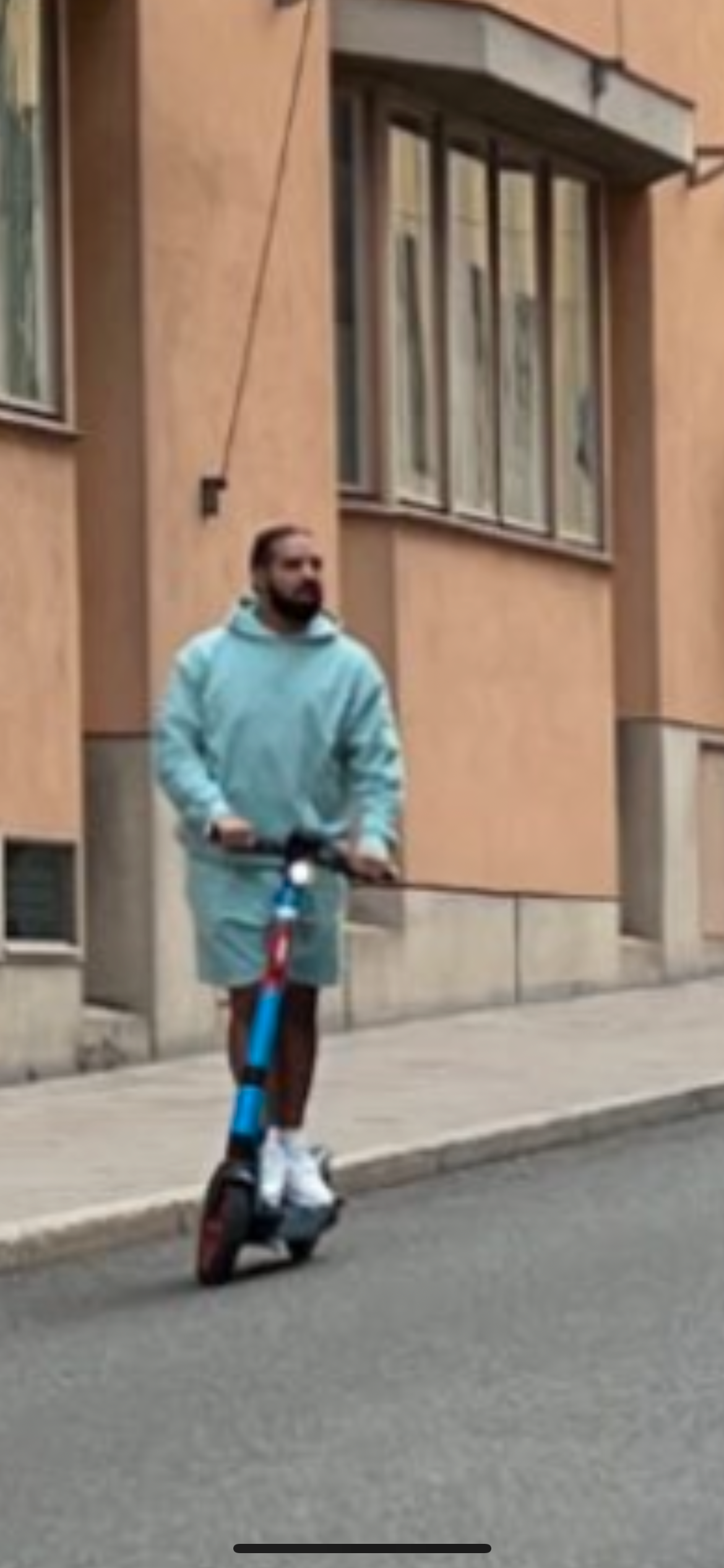 Drake ute och åker elsparkcykel i Stockholm tidigt på lördagsmorgonen. 