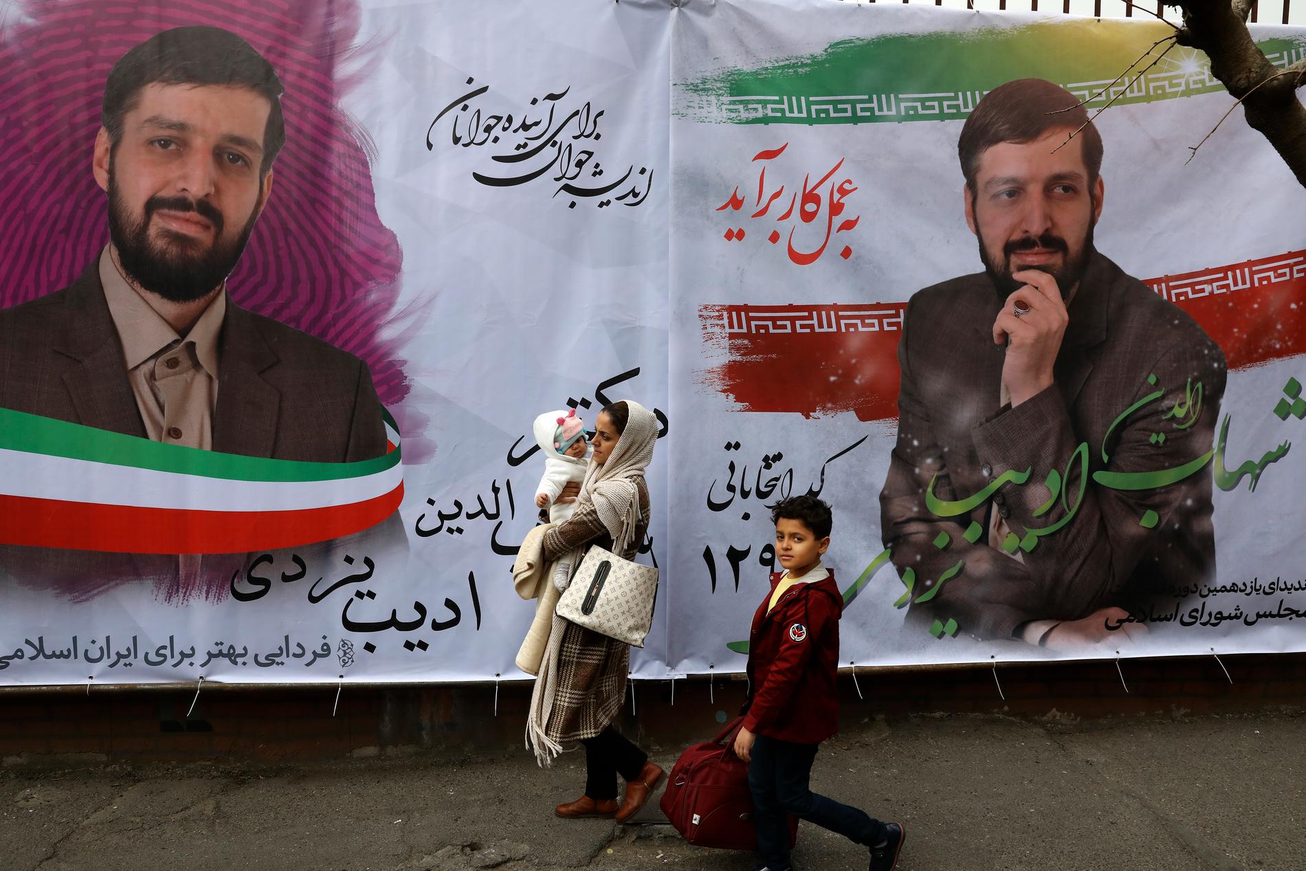 Teheran-bor passerar valaffischer för en kandidat, Shahabeddin Adib Yazdi, i den iranska huvudstaden.