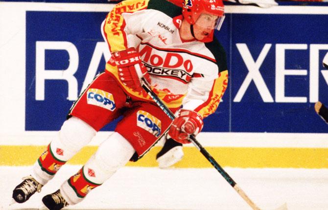 ELITSERIEACTION Säsongen 1990/91 tog Peter Forsberg steget in i elitserien. Här ses han i Modotröjan i en match 1992.