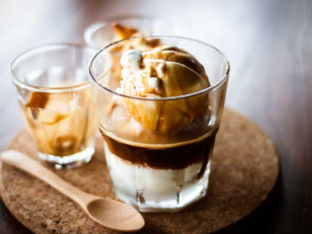 Affogato – espresso sötat med socker och vanilj hälls över vaniljglass i ett glas.