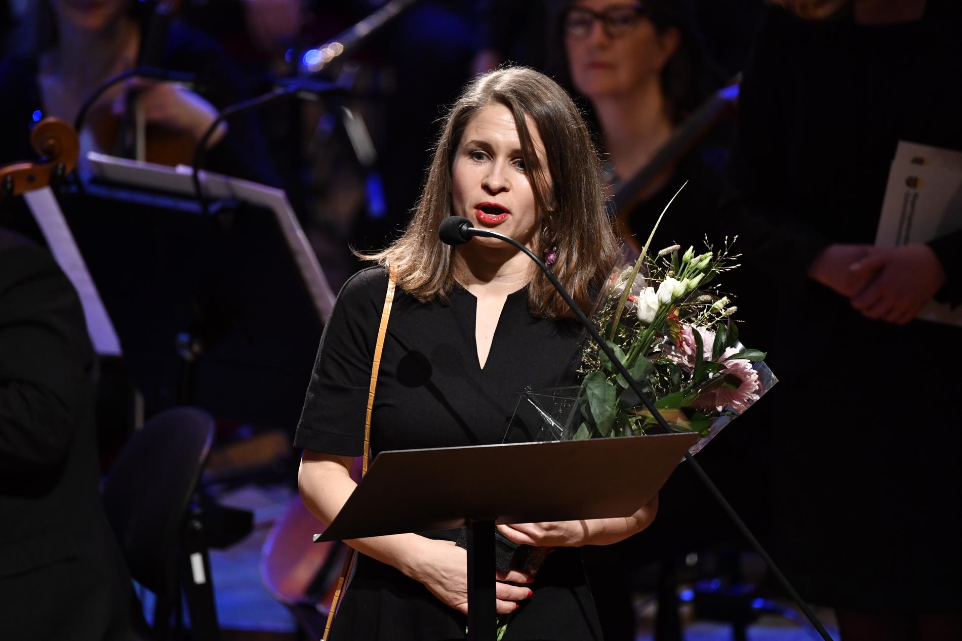 Kristin Roskifte tar emot barn- och ungdomslitteraturpriset under Nordiska Rådets prisutdelning i Stockholms konserthus.