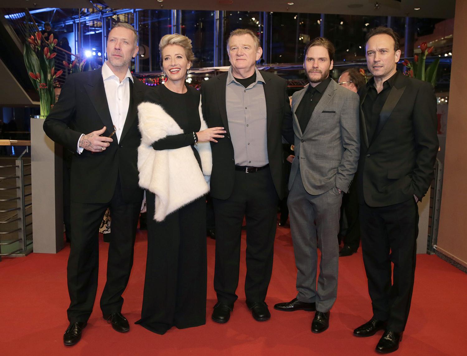 Mikael Persbrandt, Emma Thompson, Brendan Gleeson, Daniel Bruehl och regissören Vincent Perez på premiären av ”Ensam i Berlin”.
