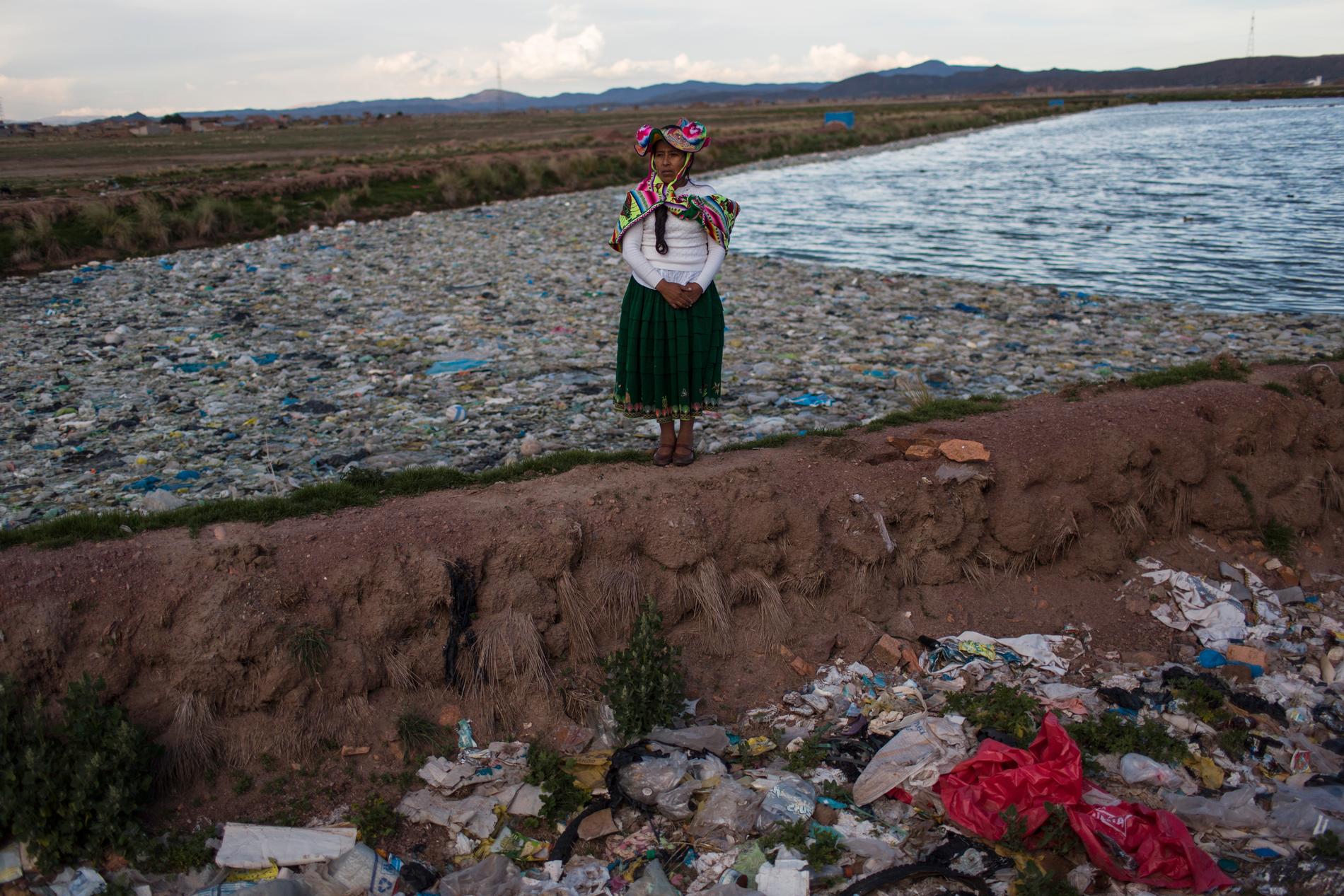 Titicacasjöns mytomspunna skönhet är förstörd av skräp och kloakvatten 