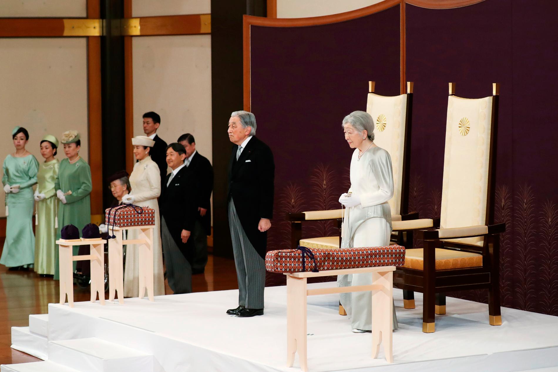 Akihito tillsammans med kejsarinnan Michiko under abdikationsceremonin.