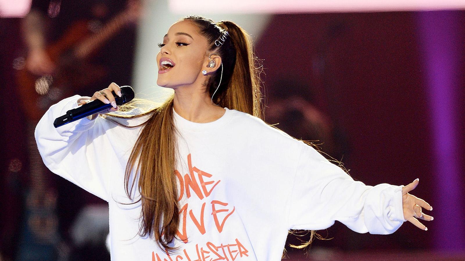 Ariana Grande under hyllningskonserten ”One Love Manchester”