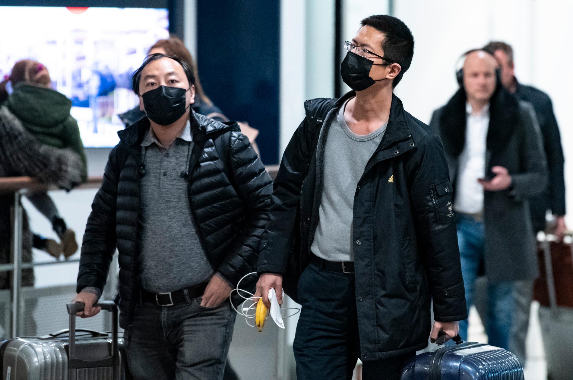 Munskydd eller andningsskydd på passagerare som ankommer Köpenhamns flygplats Kastrup när coronaviruset fortsätter sprida sig i värden. Flygplatsen uppger att de har tappat var tredje resenär sedan utbrottet.