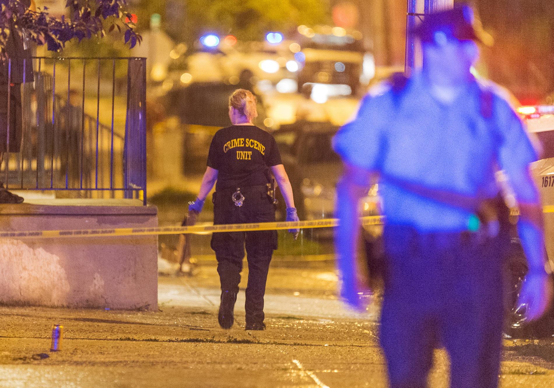 Polis undersöker platsen i Philadelphia där sju personer skadades vid en skottlossning i lördags.