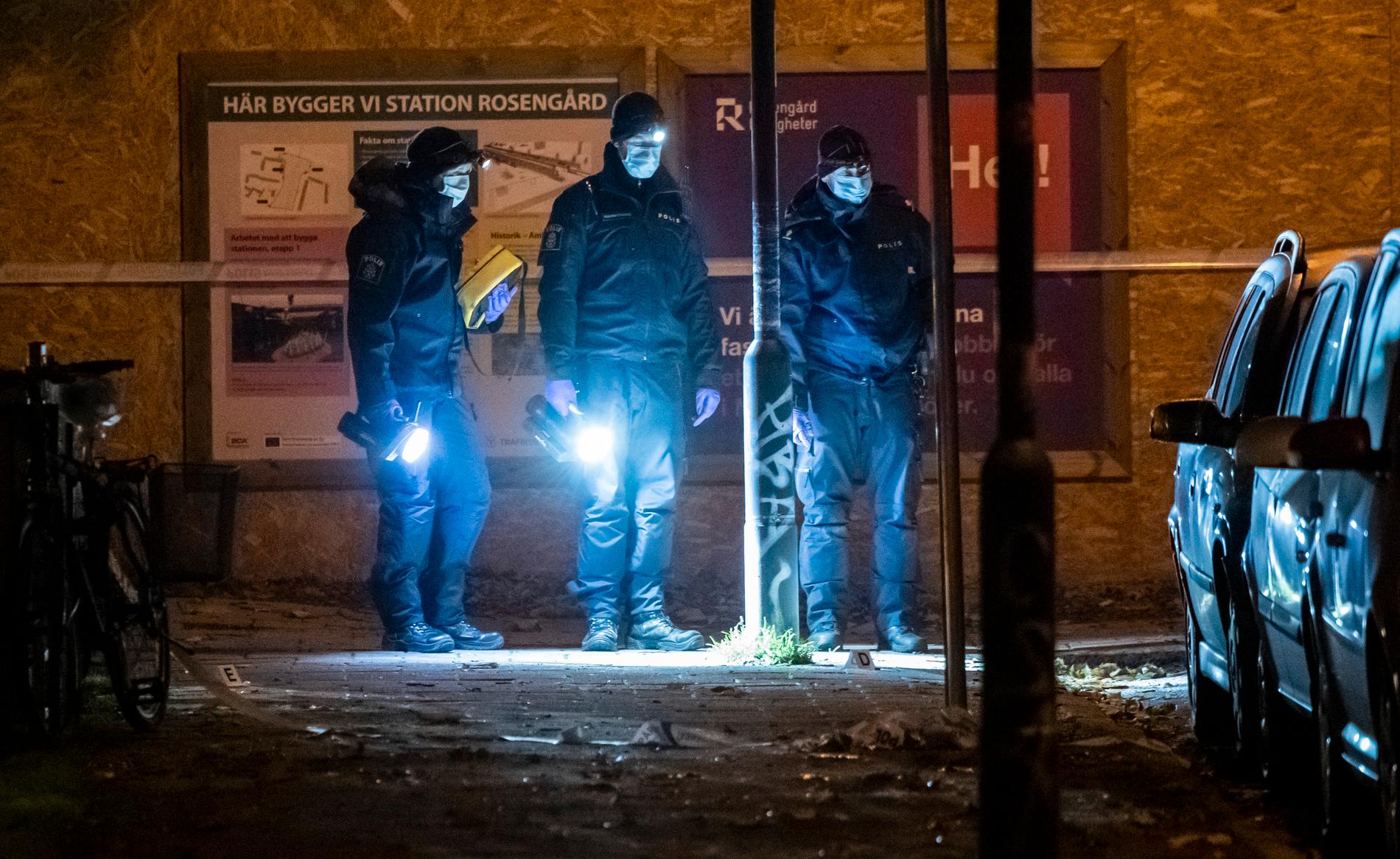 Polisens kriminaltekniker i Malmö efter att en taxichaufför skadats i en skjutning i början av november i år.