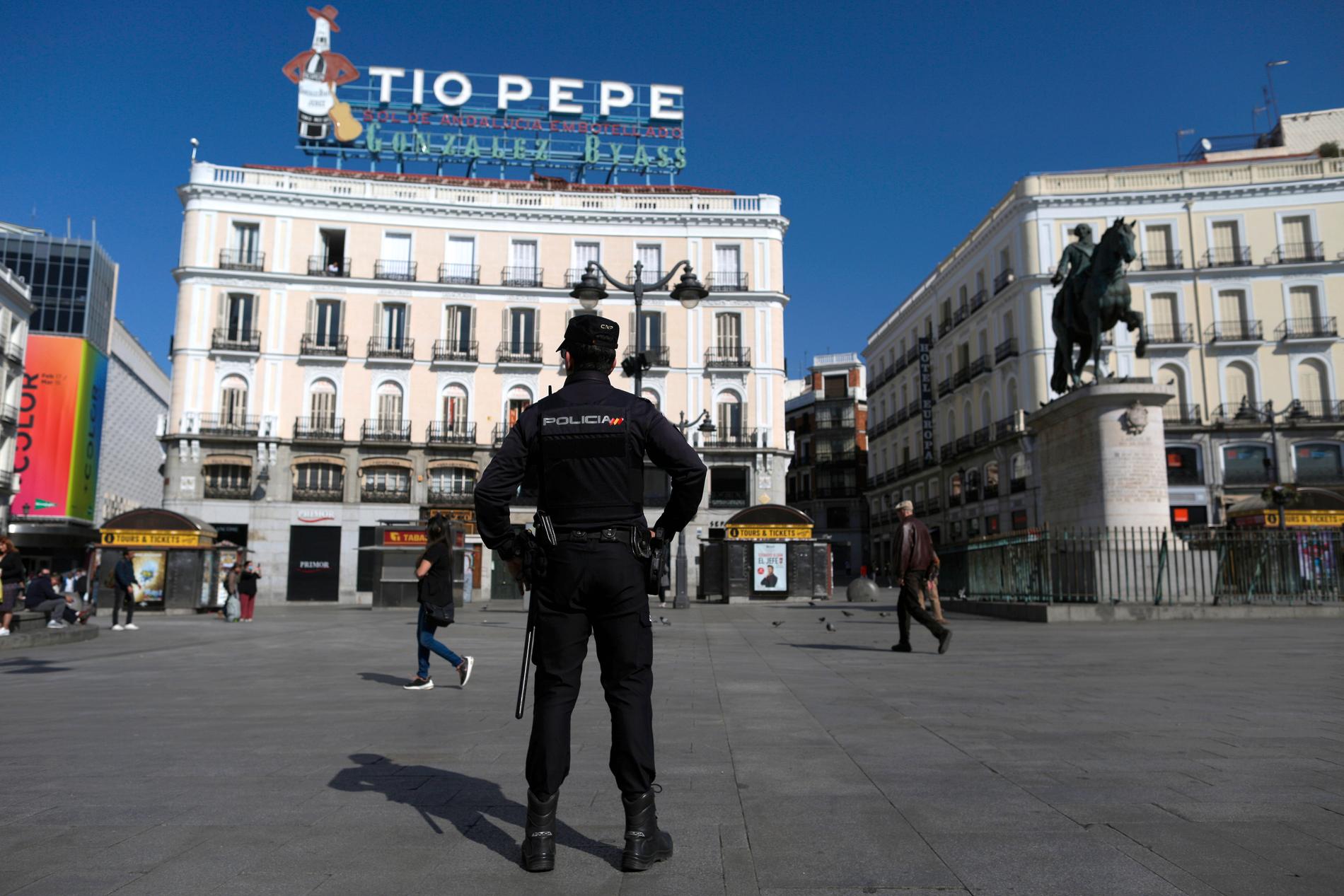 En polis på ett torg i Madrid.