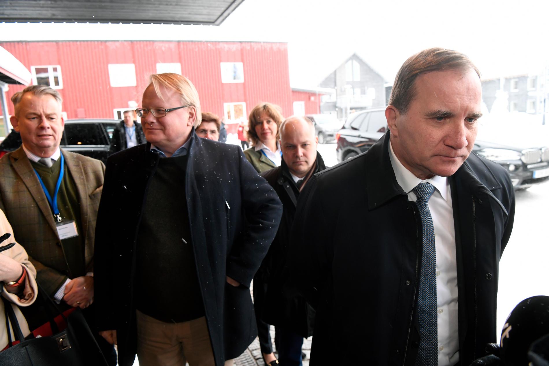 Stefan Löfven och Peter Hultqvist anländer till Folk och försvar.