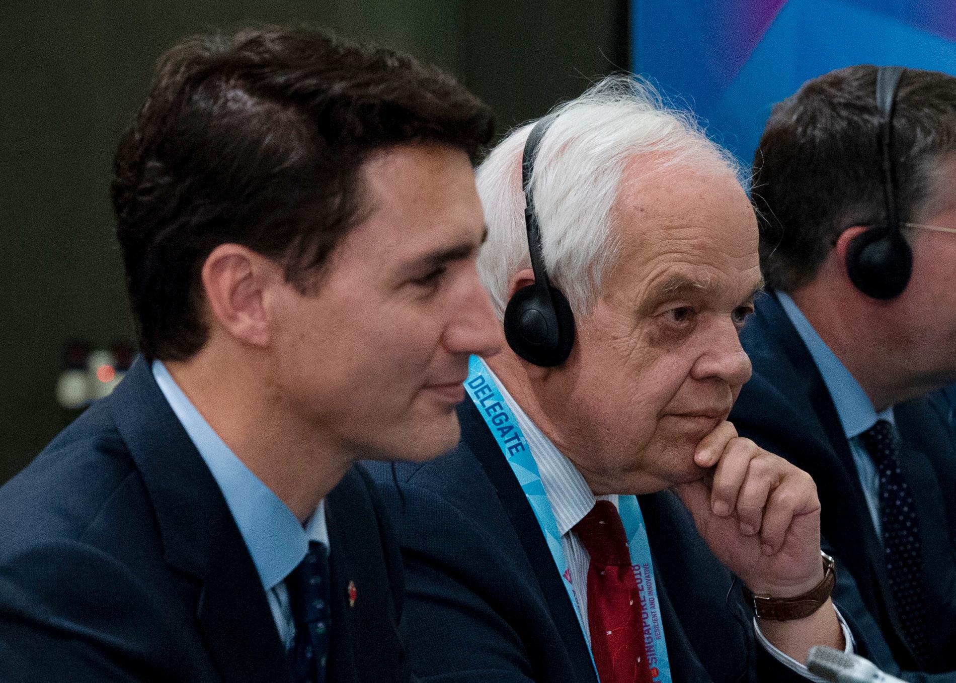 Kanadas premiärminister Justin Trudeau tillsammans med Kinaambassadören John McCallum vid ett möte i november. Arkivbild.