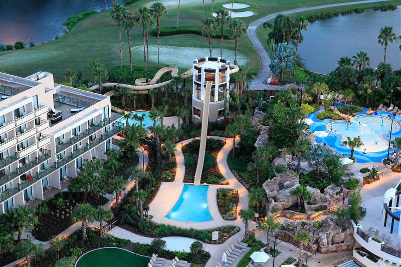 4. MARRIOTT ORLANDO WORLD CENTER, FLORIDA, USA Orlando är hem för flera av världens mest populära vattenparker, inklusive Disneys Typhoon Lagoon, Blizzard Beach, Aquatica och Wet 'n Wild. Marriott Orlando World Center har nyrenoverade pooler som ramas in av restauranger och lummiga tropiska trädgårdar. Den nya attraktionen Tornet är 27 meter hög och har två 60 meter långa, slingrande vattenrutschbanor. Hotellrum från cirka 860 kr/natt.
