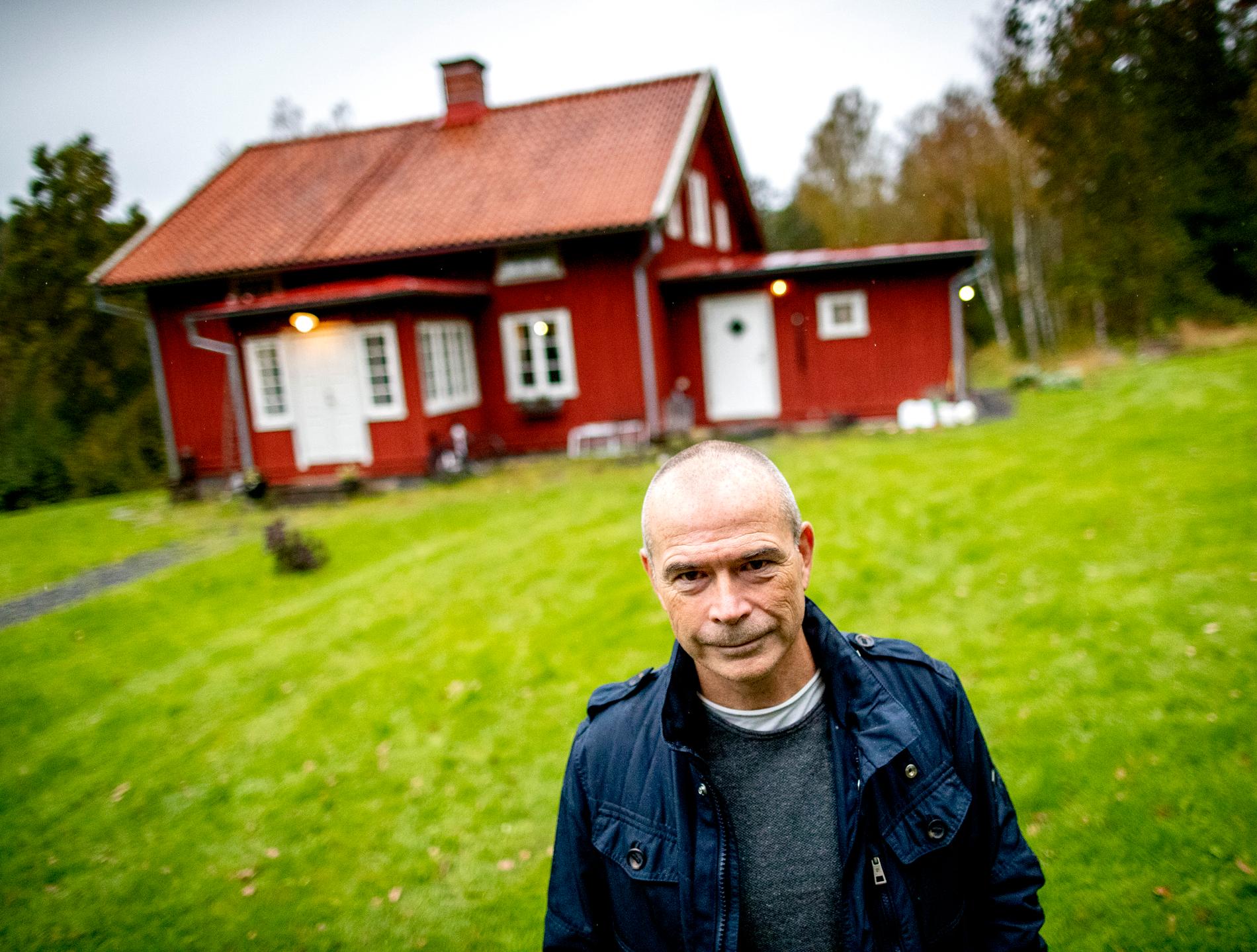 Thomas Svensson blir utan fiber till sitt hus i Floda.